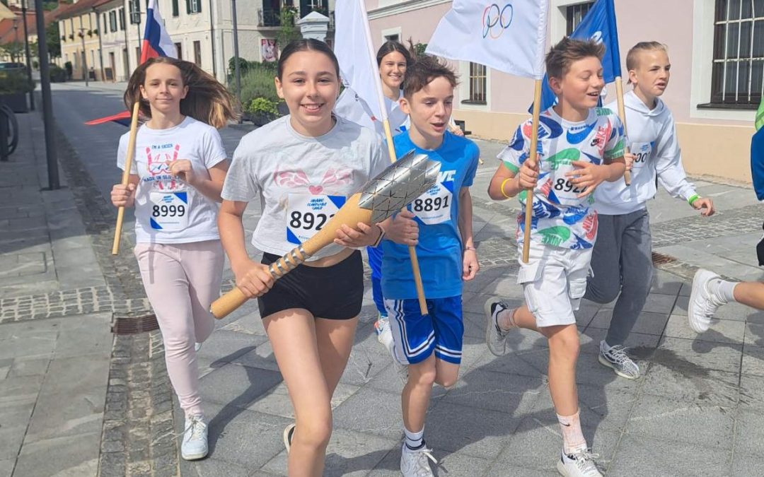 Olimpijska bakla v rokah naših športnikov